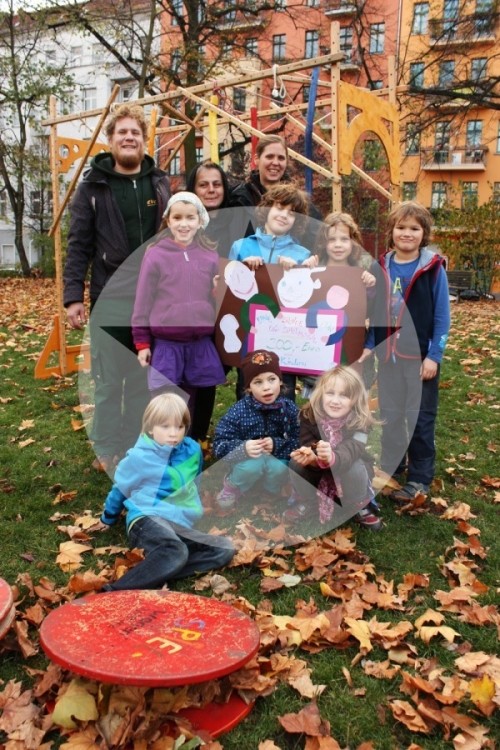 Kinder der Evangelischen Schule Berlin-Friedrichshain und das Spielwagen-Team.