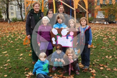 Kinder der Evangelischen Schule Berlin-Friedrichshain und das Spielwagen-Team.