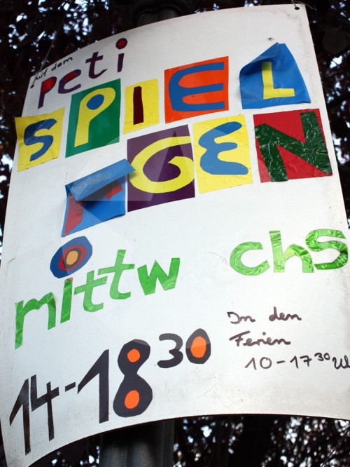 Der Spielwagen ist im Sommer immer mittwochs auf dem Petersburger Platz.