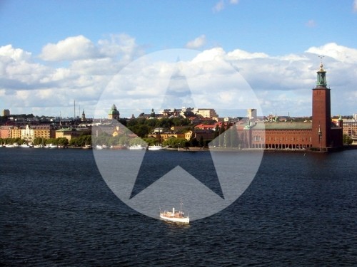 Stadhuset Stockholm 2005 Das Rathaus auf der Insel Kungsholmen am Riddarfjärden beherbergt den Sitz der Stadtregierung und des Stadtparlamentes.