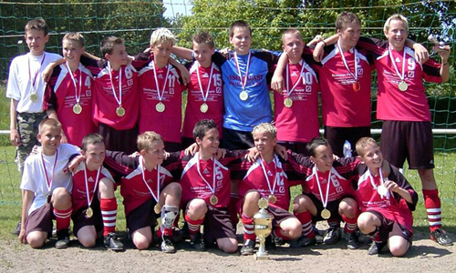 Die D1-Junioren des SV Warnemünde Fußball stehend von links: Sebastian Frahm, Christopher Migas, Denes Funk, Pascal Alm, Robert Westerndorf, Tobias Appelt, Maximilian Rausch, Florian Kremser, Christian Engels. Sitzend von links: Hans Podzus, Jan Otte, Oliver Müller, Christian Strobel, Robert Braun , Paul Suares, Rene Herzog. Foto: Anh Ngo Tuan