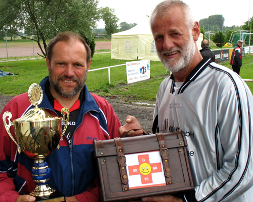Kapitän Georg Pollex und Torhüter Rolf Busch gewannen die Siegertrophäe beim 5. Werner-Wegner-Turnier in Warnemünde mit Titelverteidiger ESV Lok Rostock nach 2002, 2005 in diesem Jahr zum dritten Mal. Foto: Martin Schuster