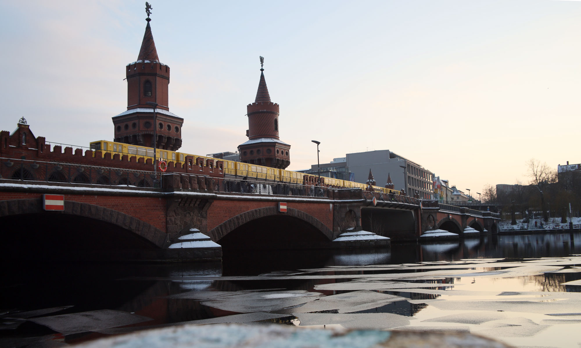 Winter in Berlin: Oberbaumbrücke in Friedrichshain