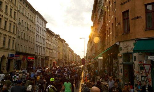 Critical Mass Berlin: In der Oranienstraße der Sonne entgegen. Foto: Tim Sauer
