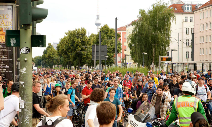 Critical Mass Berlin: Die Masse hält an, um zusammen zu bleiben. Foto: Tim Sauer
