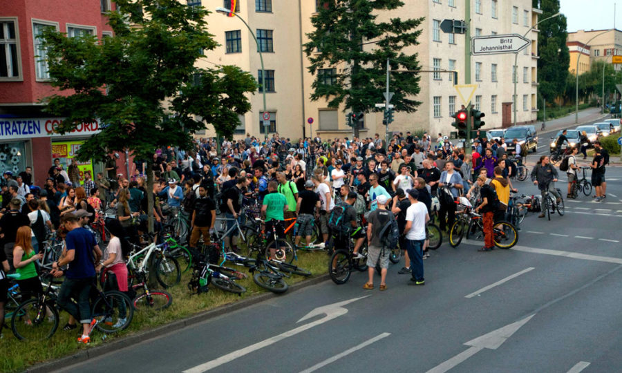 Critical Mass Berlin: Zwischenstopp in Neukölln. Foto: Tim Sauer