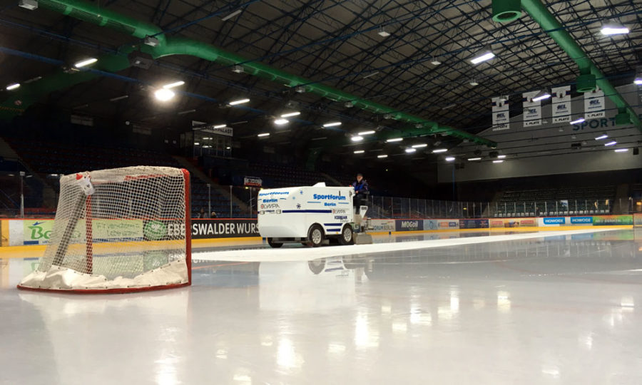 Premiere der Eisbären-Frauen im Wellblechpalast, 2017