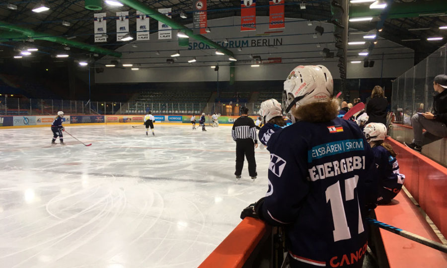 Premiere der Eisbären-Frauen im Wellblechpalast, 2017