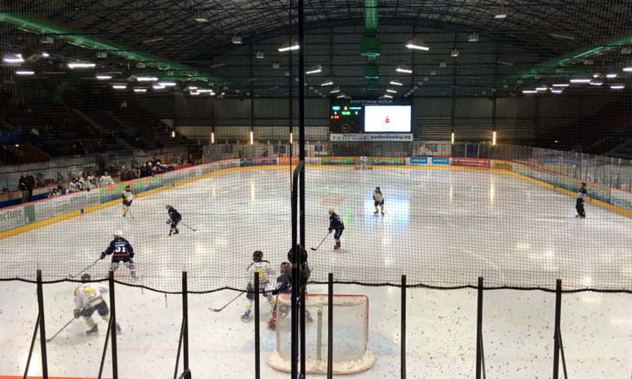 Premiere der Eisbären-Frauen im Wellblechpalast, 2017