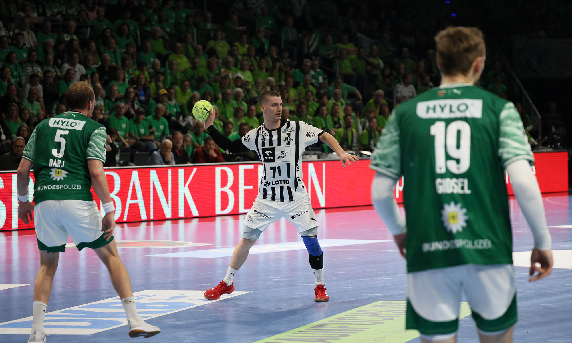 Elias Ellefsen á Skipagøtu (THW Kiel)