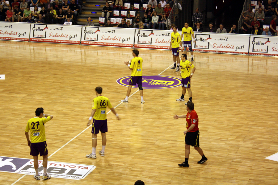 Anwurf der Füchse in der Max-Schmeling-Halle.