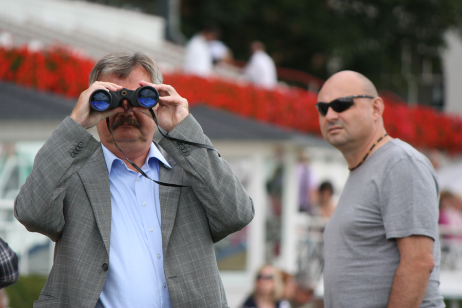 Galopprennbahn Hoppegarten Fernglas Zuschauer 2012