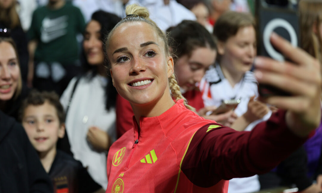 Giulia Gwinn Selfie mit Fans