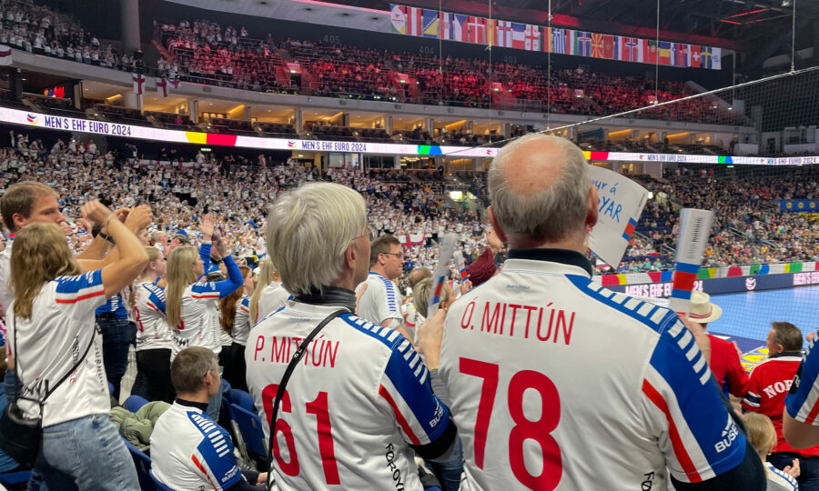 Färöer-Fans bei der Handball-EM 2024 in Berlin