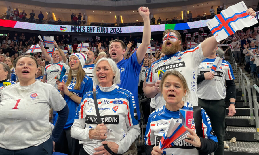 Färöer-Fans bei der Handball-EM 2024 in Berlin
