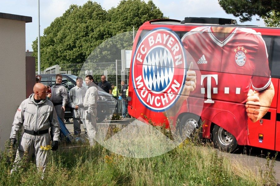 Der Bayern-Bus verschwindet gut gesichert in den Stadion-Katakomben.