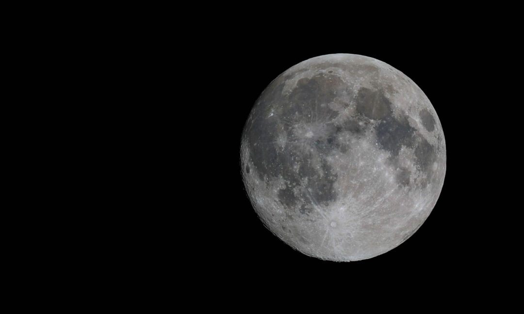 Mond am 4. November 2025 über Berlin