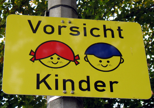 Verkehrsschild: Vorsicht Kinder in Friedrichshain, 2008